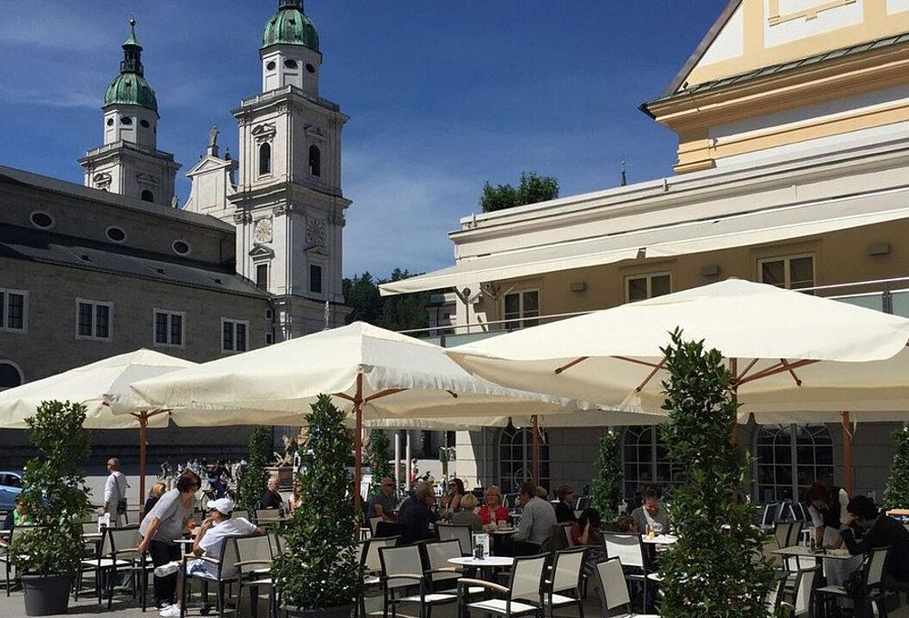 Die Terrasse des Cafe Glockenspiel in der Salzburger Altstadt direkt am Mozartplatz