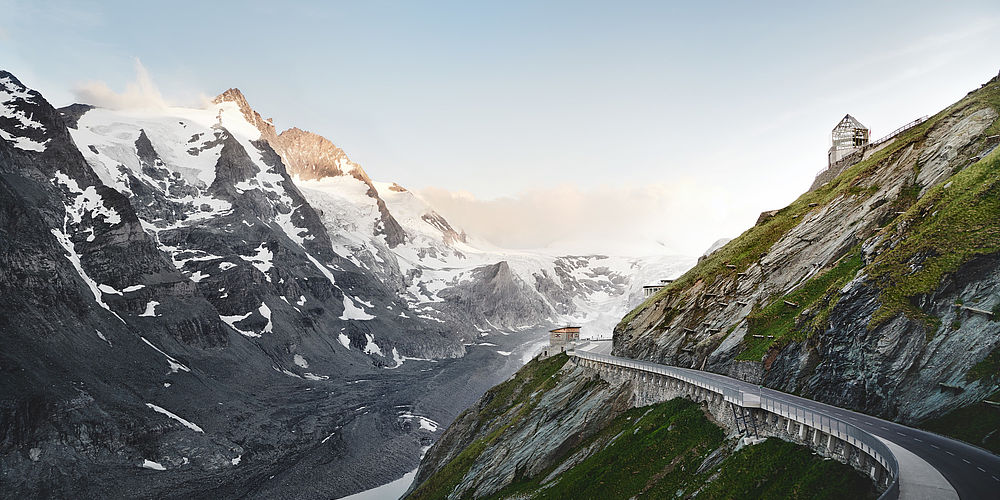 Die berühmteste Alpenstraße Österreichs im Nationalparks Hohe Tauer mit einem atemberaubenden Blick auf die Berge