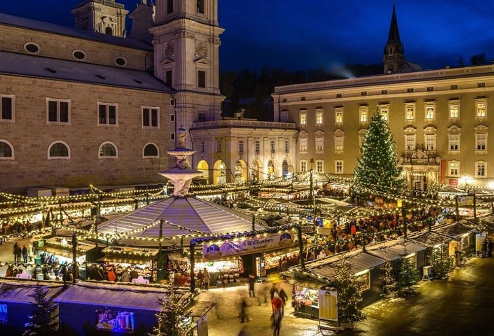 Der hellerleuchtete Salzburger Christkindlmarkt am Dom- und Residenzplatz bei Nacht