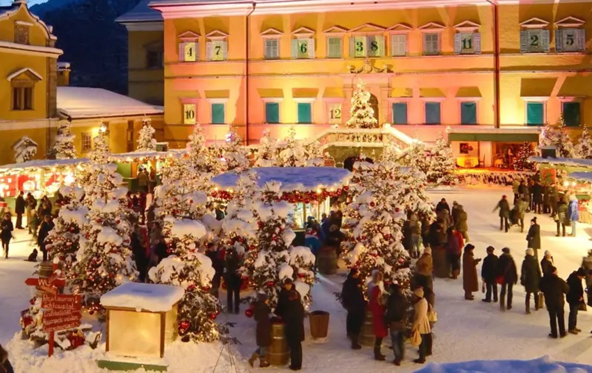 Der Weihnachtsmarkt Hellbrunner Adventzauber in verschneiter Landschaft in Salzburg