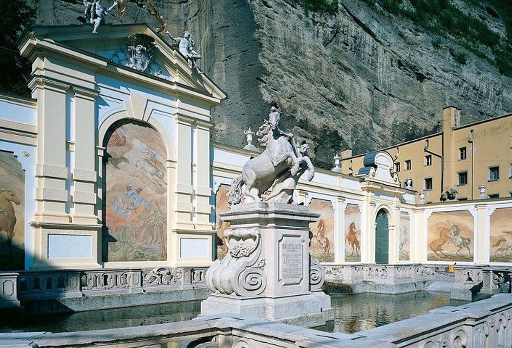 Die Marstallschwemme mit kunstvolle Pferdefresken im Herbert-von-Karajan-Platz in Salzburg