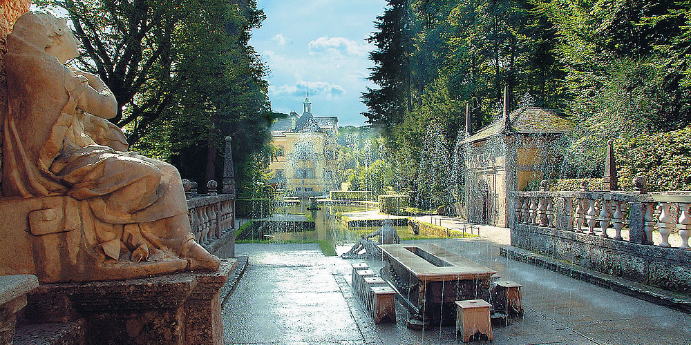 Wasser-Garten mit Figuren und Spritzbrunnen am Schloss Hellbrunn in Salzburg