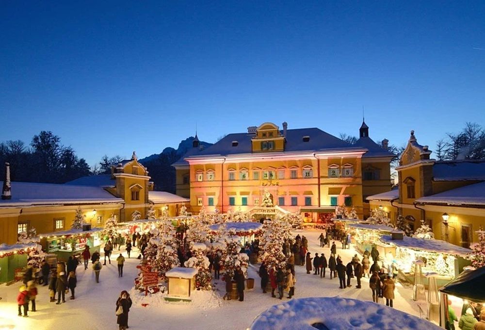 Der Weihnachtsmarkt Hellbrunner Adventzauber im schneebedeckten Salzburg