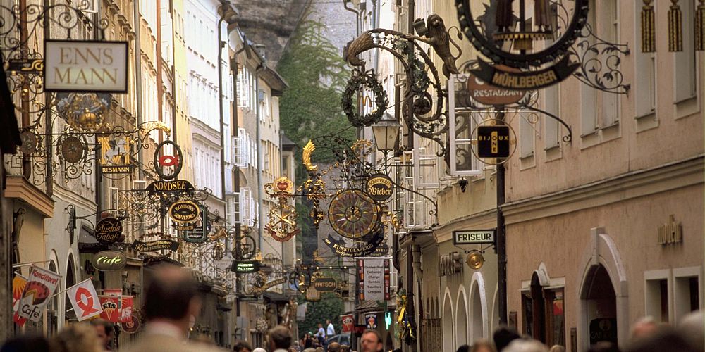 Zunft- und Gewerbezeichen an den Häusern der Getreidegasse in der Salzburger Altstadt 