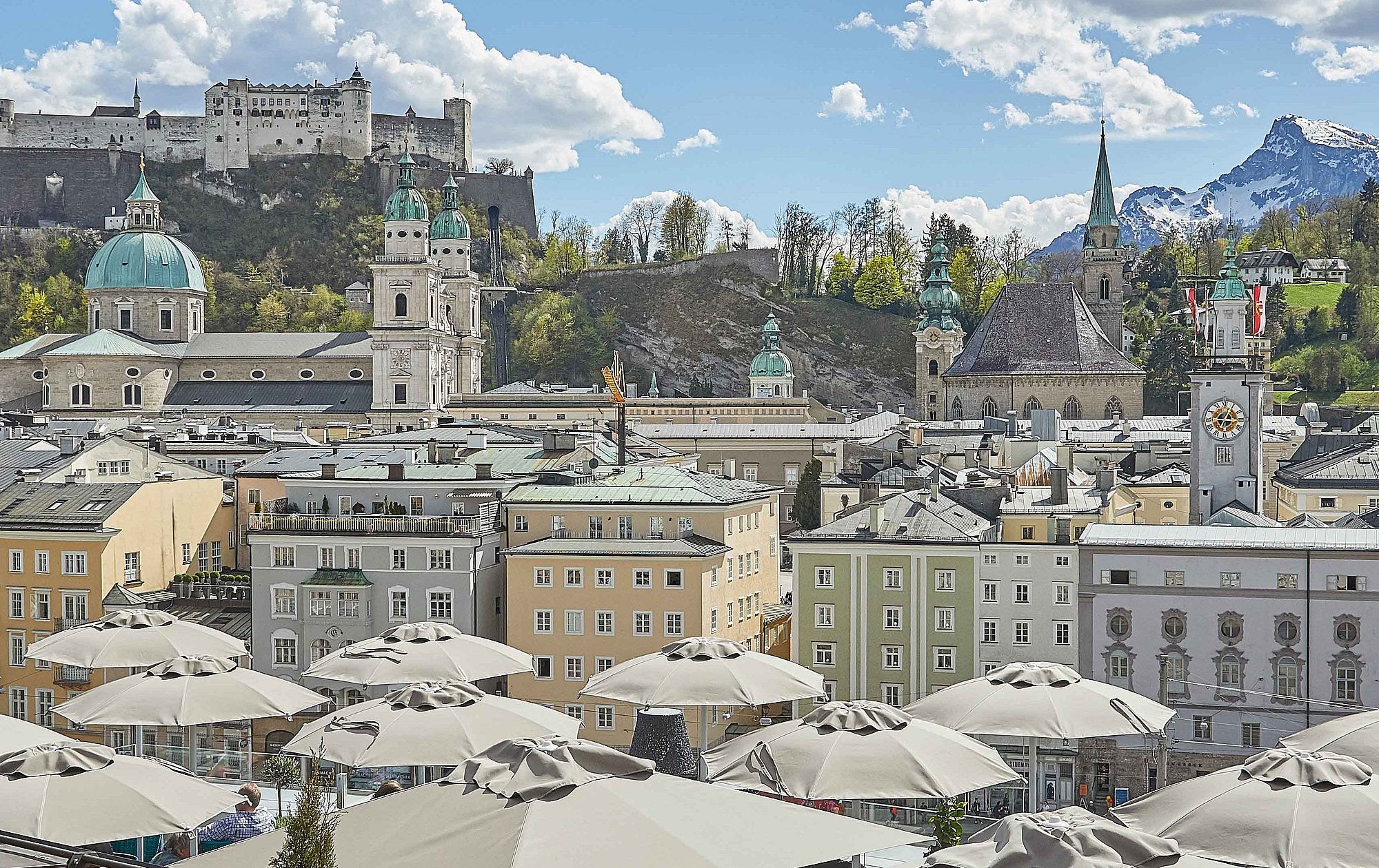 Aussicht auf die Altstadt Salzburgs von der Dachterrasse des Hotel Stein